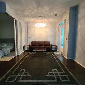 Luxury Lakefront Condo+free Parking+pool+gym+patio Canada